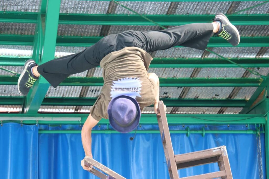 大道芸人GEN(ジェン)が椅子倒立を宇都宮動物園 大道芸イベントで行っている。