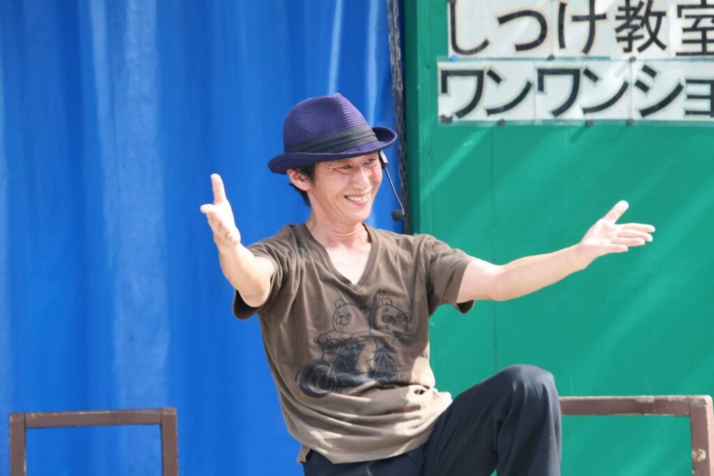 大道芸人GEN（ジェン）が宇都宮動物園 大道芸イベントで大道芸パフォーマンスショーを行っている。