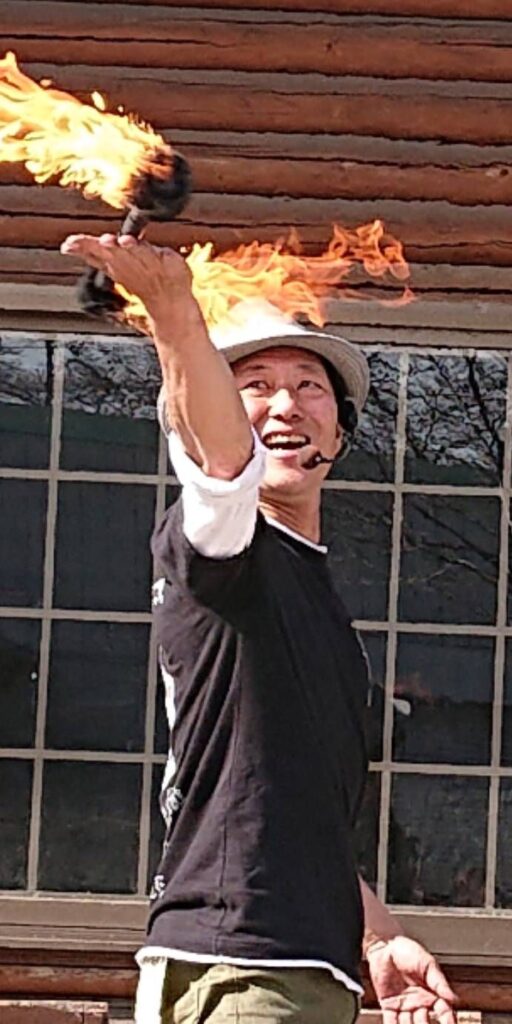 大道芸人GEN(ジェン)が宇都宮動物園 大道芸イベントでファイヤースタッフを行っている。