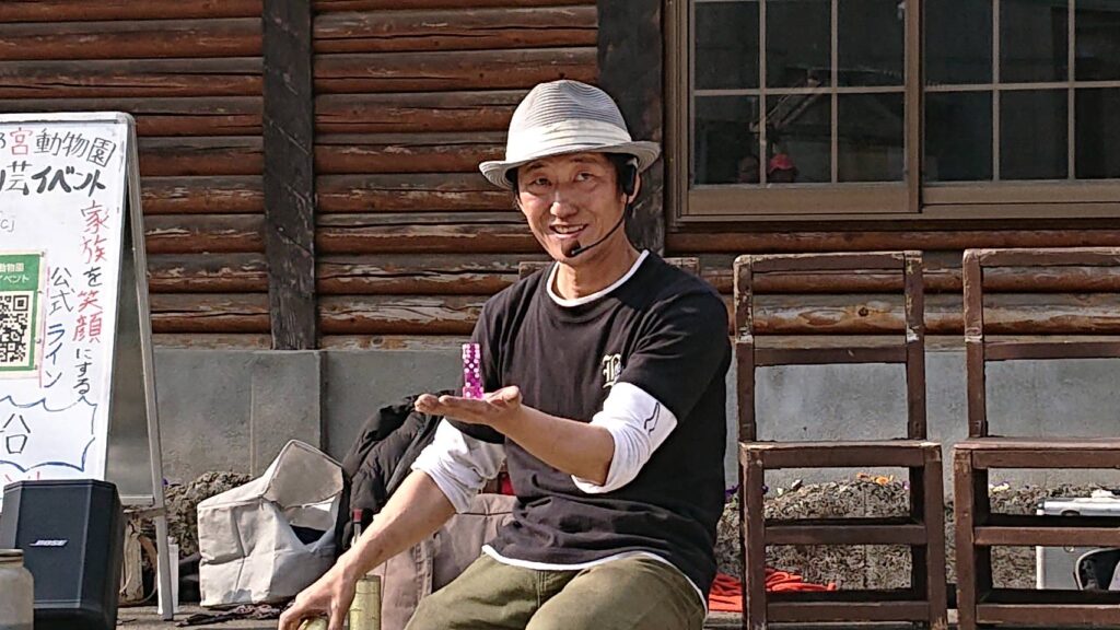 大道芸人GEN（ジェン）がダイススタッキングを手の上に載せるパフォーマンスを宇都宮動物園 大道芸イベントで行っている。