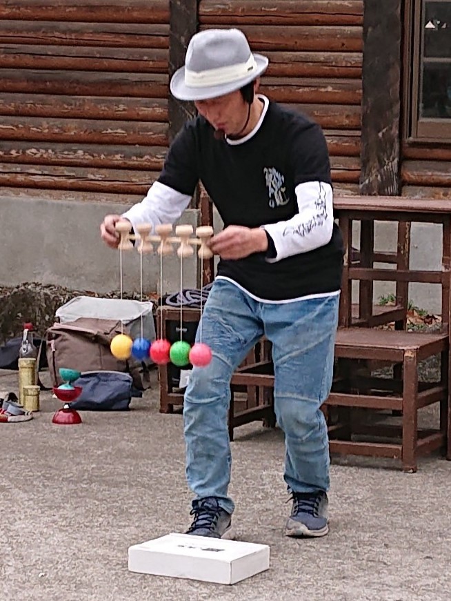 大道芸人GEN（ジェン）が宇都宮動物園 大道芸イベントで五連けん玉のパフォーマンスを行っている