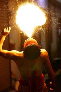 小さく吹く火吹き大道芸人GEN(ジェン)