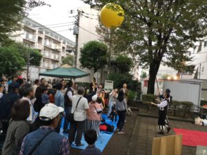 ショーの最中風船飛ばしでお客さんと遊ぶアルジェントさーかす