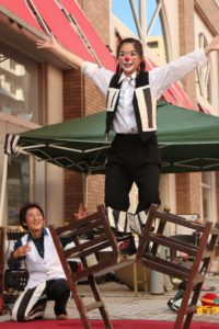 椅子の上でバランスを取るクラウン(道化師)のアルくん