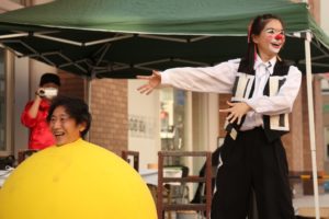 巨大な風船に入るショーを行う大道芸人アルジェントさーかす