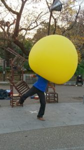 風船にはいった人