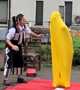 風船人間となった大道芸人