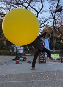 大道芸人GEN(ジェン)上野公園でジャイアントバルーンパフォーマンス