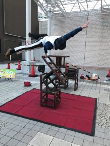 アルカキット錦糸町前広場で、大道芸人GEN(ジェン)が行うクロコダイルという片手技