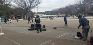 北海道から来たパフォーマーはち君が上野公園で大道芸の準備をしている所