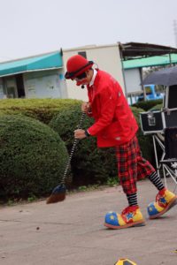何をやってもうまくいかないclownタッキィ、でもそこには笑いの渦が沸き起こります。本当は上手にできる・・・はずなのに(´;ω;`)