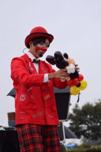 おとぼけクラウン(Clown)のタッキィが巻き起こす笑いなくして見れないパフォーマンスは観客の心をガッチリ掴んで離しません。