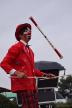 サーカスで培ったワクワク感と、大道芸ならではのコミュニケーション能力でショーを組み立てていくタッキィのパフォーマンスは、お客さんと一緒にショーを作っていきます。