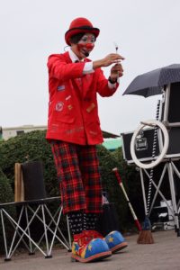 お茶目でよく笑う愛嬌たっぷりのclownタッキィ、その憎めないキャラクターにお客さんは目を離す事が出来なくなります。