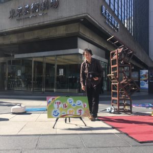 池袋東京芸術劇場前にて大道芸人GEN(ジェン)の大道芸!アルジェントさーかすの看板と一緒に撮影