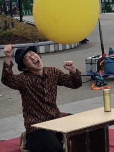 大道芸人が雄叫びをあげている