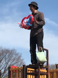 小金井公園での大道芸、大道芸人GEN(ジェン)によるバルーンアート