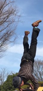 小金井公園のヘブンアーティスト、大道芸人GEN(ジェン)による逆立ち