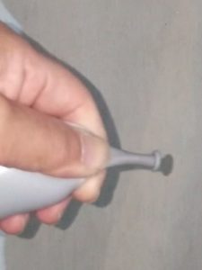 風船の結び方人差し指と親指で持つ