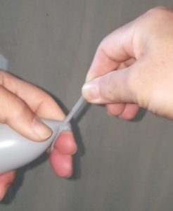 風船の結び方、指2本に巻きつける