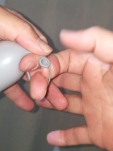 風船の結び方2本の指の間を通す