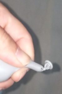 バルーンアートの結び玉を口の方へ移動させる方法