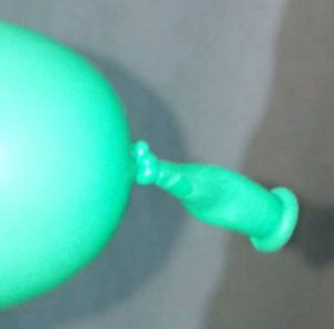 バルーンアートの結び方、結び玉の先を伸ばす方法