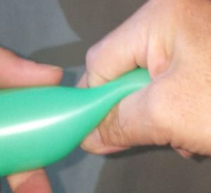 バルーンアートの握りひねり!握ったままひねりたい所を指でつまみます