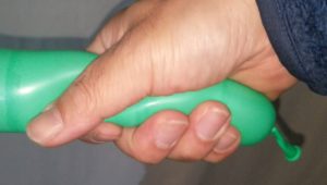 バルーンアートの握りひねり!手のひらを使ってバブルを作る場所を握って空気の量を減らします。