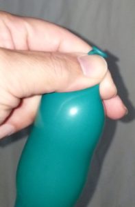 風船の結び方の悪い例、口がギリギリすぎる。