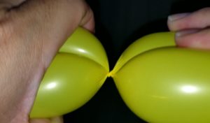 バルーンアートのひねり方!風船を引っ張ってこすれないように気を付ける。