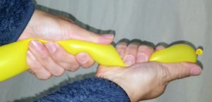 バルーンアート!割れないために風船をもみほぐして空気をしっぽに送り出している。
