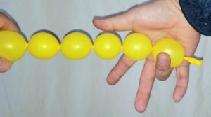 バルーンアートの風船の押さえ方!薬指で押さえる