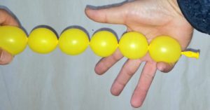 風船の押さえ方!小指で押さえる