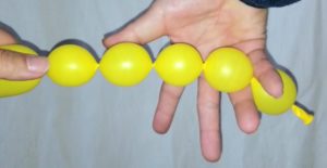 風船がほどけないようにする方法!小指と薬指で挟む