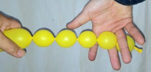 バルーンアートで風船がほどけてしまうときの対処法!薬指と中指で挟む