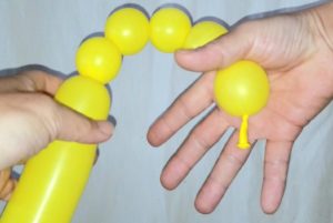 バルーンアートで風船がほどけないようにするためのコツ!端っこを指で挟む。