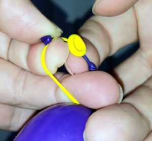 バルーンアートで2本の風船を結ぶ方法2