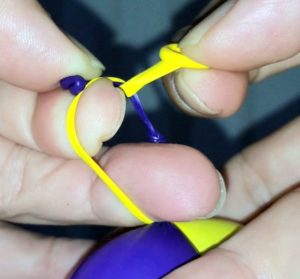 バルーンアートで2本の風船を結ぶ方法3