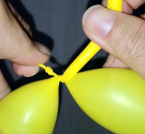 バルーンアートで風船を輪っかにして結ぶ方法1