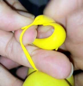 バルーンアートで風船を輪っかにして結ぶ方法2