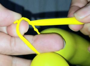 バルーンアートで風船を輪っかにして結ぶ方法3