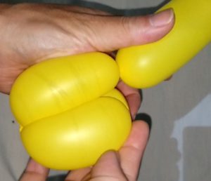 バルーンアートのバードボディーの作り方!3つの同じ長さのバルブをピラミッド状に重ねる。