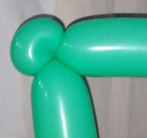 バルーンアートのピンチツイストの横方向(クマの耳など)