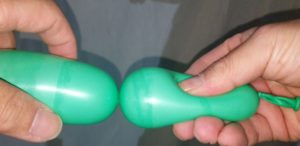 バルーンアートの握りひねり!握りひねりを行うと空気のゆるいバブルができます。