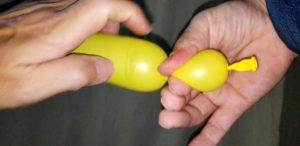 風船の作り方!風船をひねる時は指でつまんでからひねる