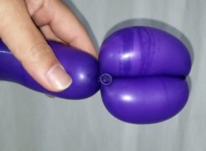 風船の結び方、端っこで2本の玉を作る