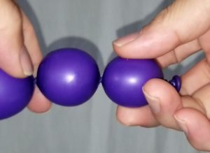 バルーンアートで端っこにふたつの玉を作る方法