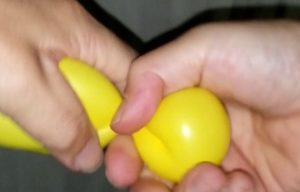 バルーンアートの風船のくせの付け方