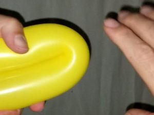 バルーンアートの風船のくせの付け方